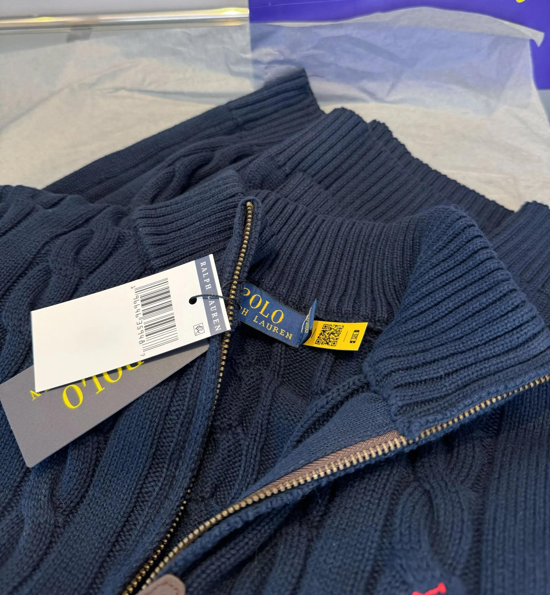 🅿️260 Style number: L02 RALPH LAUREN/Ralph Lauren classic war horse small label embroidered logo Paul polo turtleneck pullover classic half-zip knitted twist sweater sweater Size: Made of pure cotton yarn 🧶 blended with wool, pure cotton is skin-friendly and comfortable, small label war horse embroidered twist turtleneck sweater 🐎 high quality. Follow the blogger to learn how to wear it! Let’s get a Ralph Lauren cable sweater. It’s a super hard-to-find series after it became popular. It’s hard to find one on the official website. It’s simple and practical to wear, with a lazy and loose feel. The thickened fabric has more texture, soft and delicate feel, and a loose fit. Whether worn alone or layered, you can wear different styles of fashion with just one piece!   Size reference # xs s m l Length 64 66 68 70 Shoulder width 40 41 42 44 Bust 46 48 50 52
